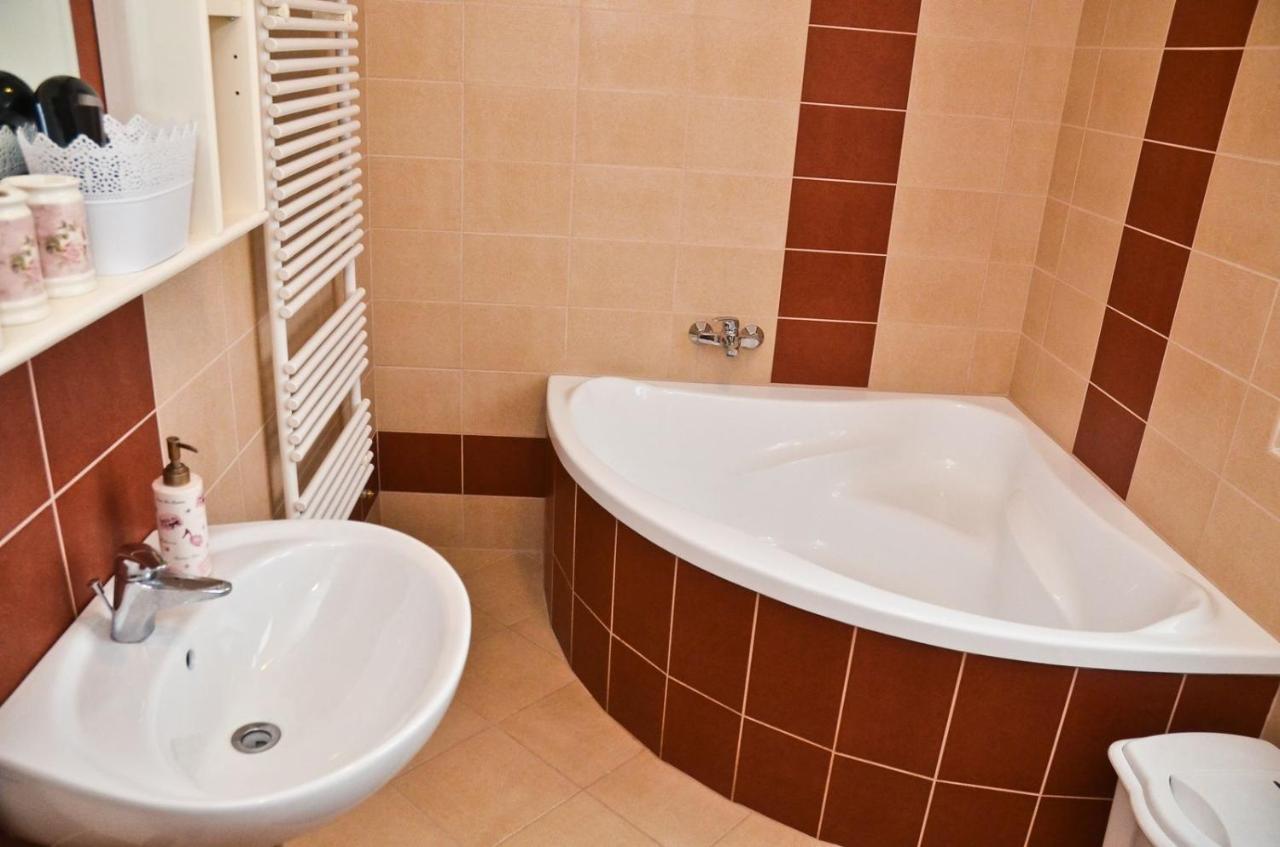 Romantic Apartman Hajduszoboszlo Ngoại thất bức ảnh